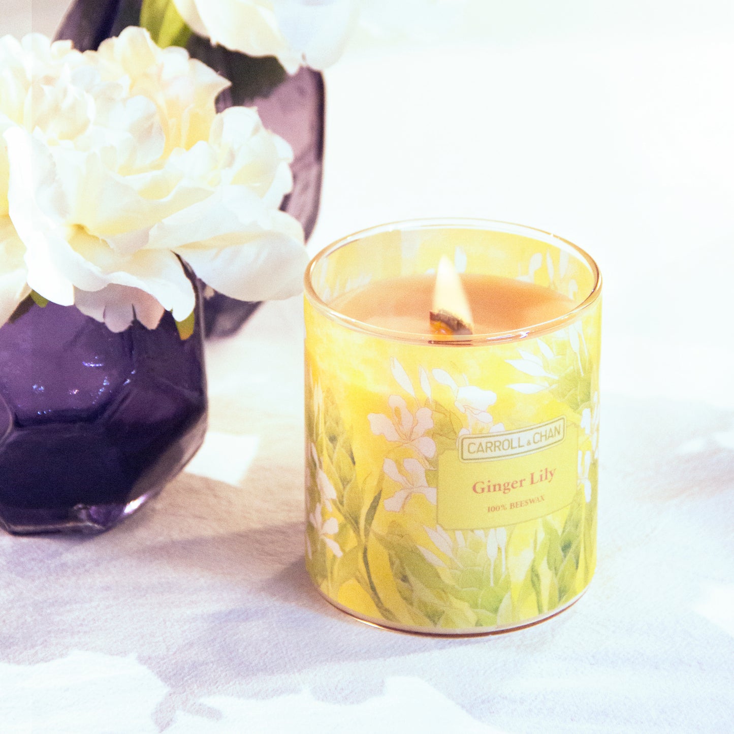 شمعة في وعاء برائحة زنابق الزنجبيل