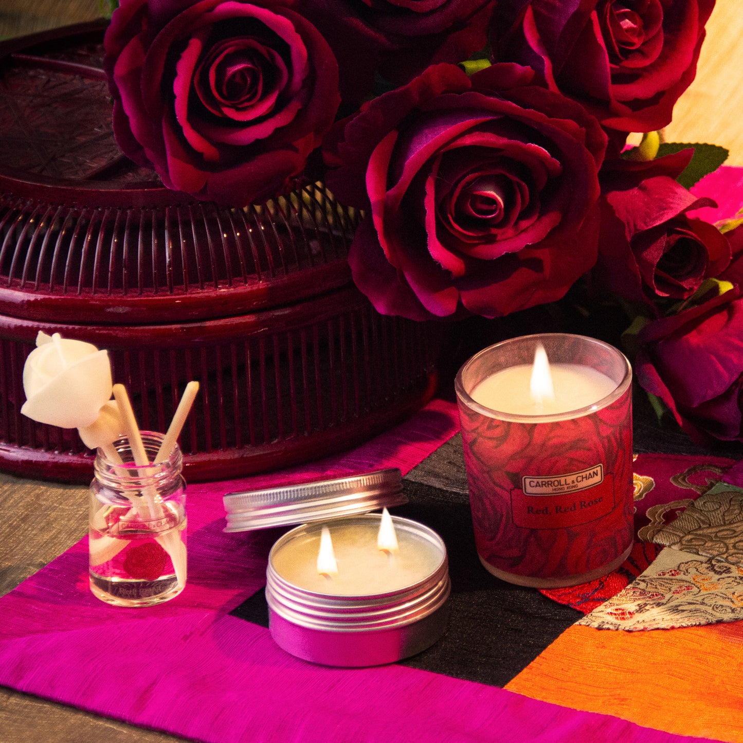 شمعة في برطمان من شمع العسل بنسبة 100% باللون الأحمر والوردة الحمراء