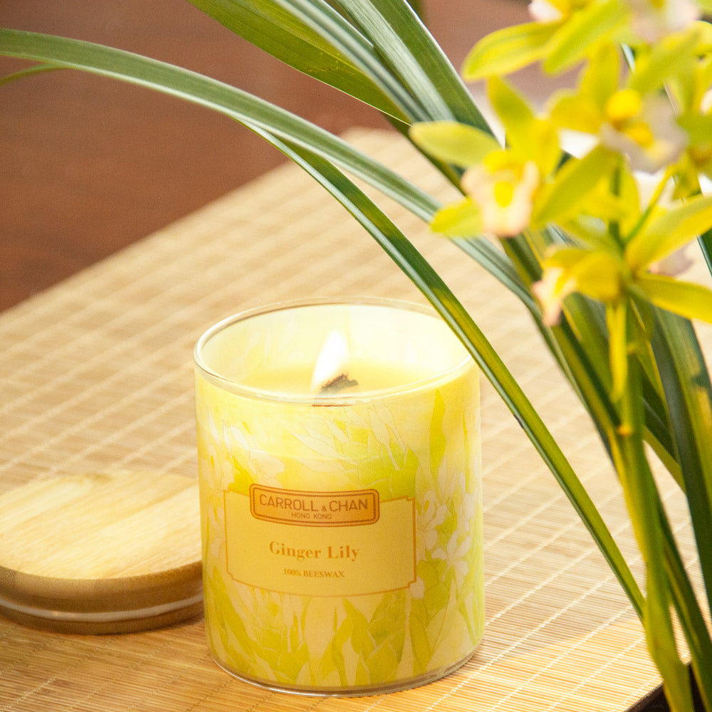 شمعة في وعاء برائحة زنابق الزنجبيل