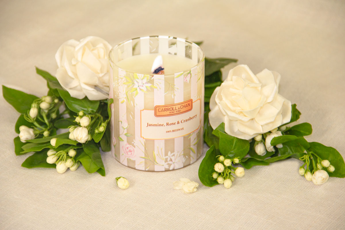 شمعة في برطمان برائحة الياسمين والورد والتوت البري مصنوعة من شمع العسل بنسبة 100%