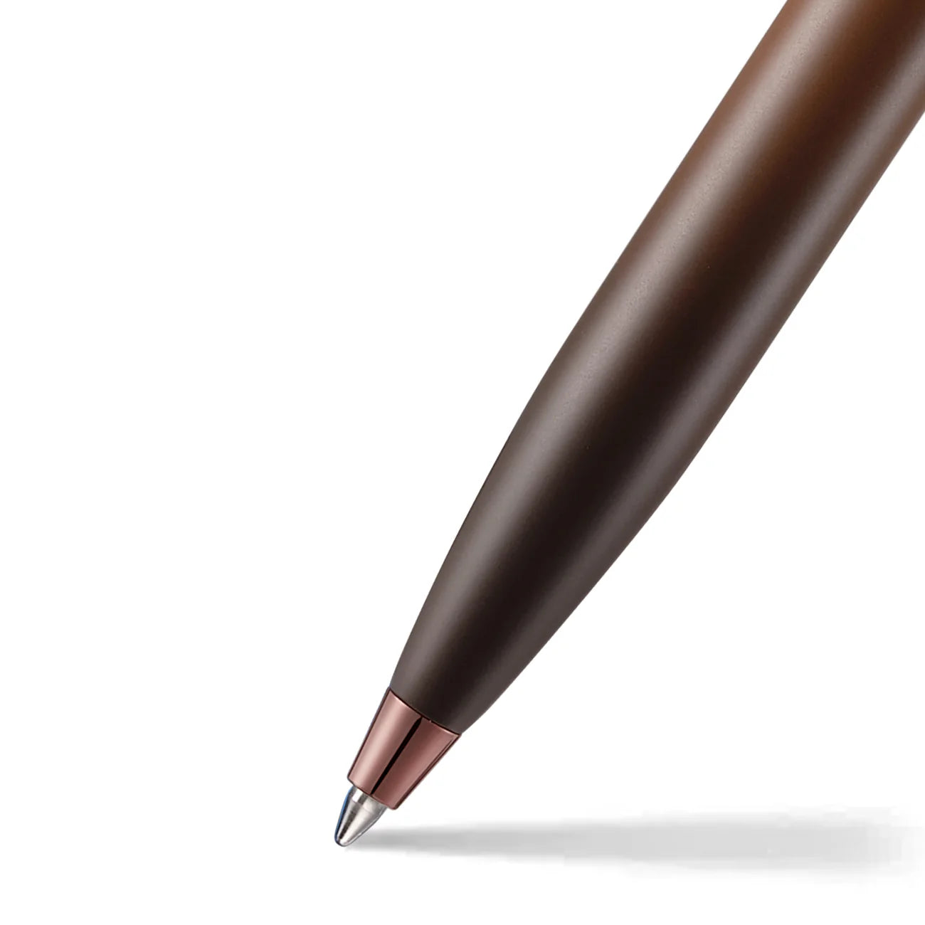 قلم حبر جاف Sheaffer® 100 9374 إصدار القهوة باللون البني غير اللامع مع حواف بنية ملكية من مادة PVD